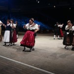 Die Trachtengruppe Gotha tanzt den "Rühler Springer" bei der Eröffnungsgala.