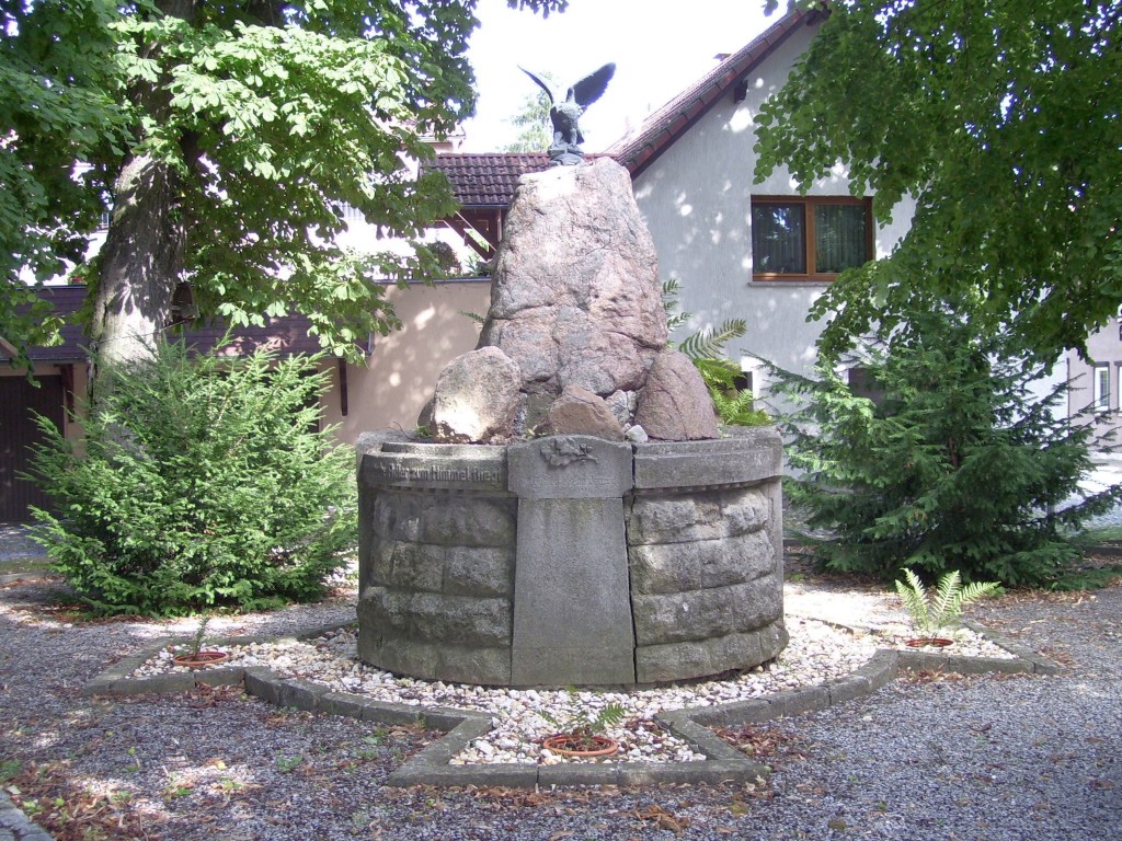 Denkmal für die Gefallenen des 1. Weltkrieges in der Nachbargemeinde Döllstädt.