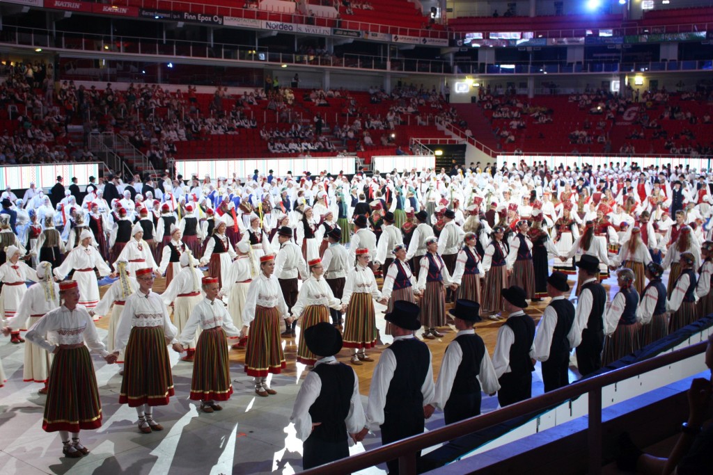 Polka mit über 300 Tänzerinnen und Tänzern zur Eröffnungsveranstaltung im Gatorade-Center.